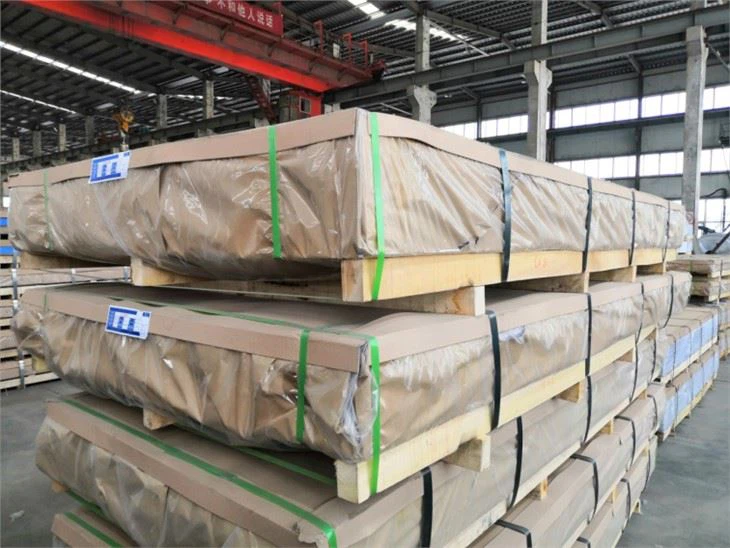 5 bar tread plate aluminum plate on wooden pallet